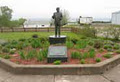 Statue de René Lévesque logo