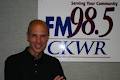98.5 FM CKWR logo